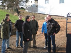 Josef Strobl (rechts) erklärt den Besuchern rund um Bürgermeister Helmut Haider (Mitte) die Holzvergaseranlage