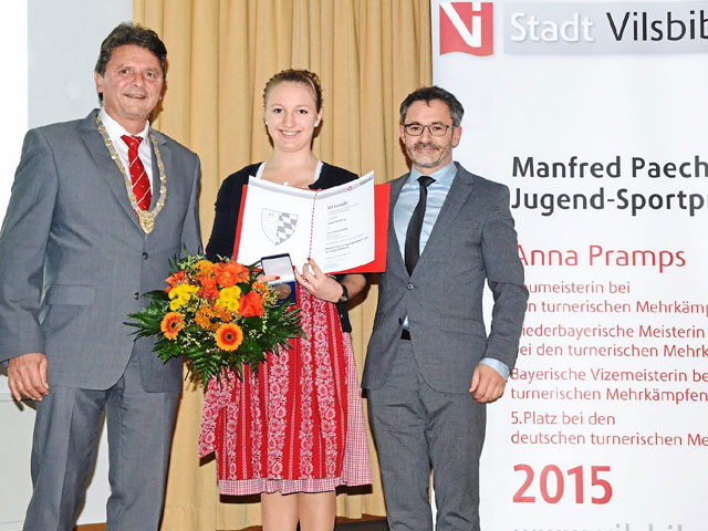 Gratulierten Anna Pramps (Mitte) zu ihrem Preis: Bürgermeister Helmut Haider (links) und DTB-Vorsitzender Dr. Alfons Hölzl (rechts).