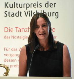 Grossansicht in neuem Fenster: Laudatorin Veronika Keglmaier dankte für die Bereicherung des Kulturlebens.
