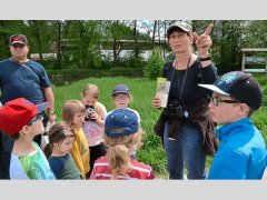 Konzentriert lauschen die Teilnehmer den Vogelgesängen an der Vils...