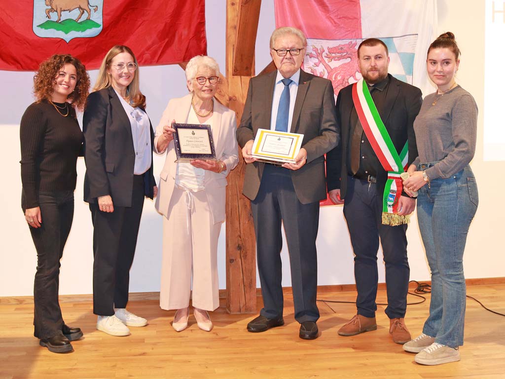 Von links: Stadträtin Jessica Spizzo, Erste Bürgermeisterin Sibylle Entwistle, Olympia Weinzierl und Lambert Grasmann, Zweiter Bürgermeister Alberto Guerra und Partnerschaftsbeauftrage Gaia Papinutto bei der Ehrung.