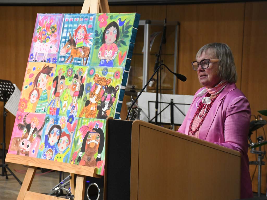 Meine Lieblingsfarbe ist bunt, ist ein Motto der Künstlerin Rosi Forster.