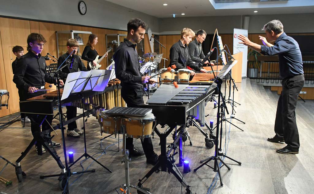 Der Festakt wurde musikalisch umrahmt vom Percussemble Drumkey der städtischen Musikschule Vilsbiburg unter der Leitung von Roland Gallner.