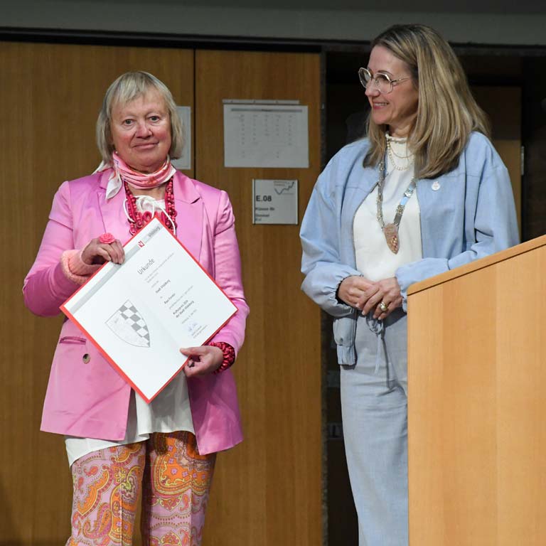 Kulturpreisträgerin Rosi Forster (links) mit Bürgermeisterin Sibylle Entwistle.