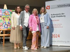 Träger des Kulturpreises 2024 - Rosi Forster. Bürgermeisterin Sibylle Entwistle verlieh den Kulturpreis der Stadt Vilsbiburg an Rosi Forster...